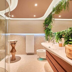 Modernes Badezimmer mit Holzwaschbecken, Pflanzenwand, Glasdusche und Designbeleuchtung.