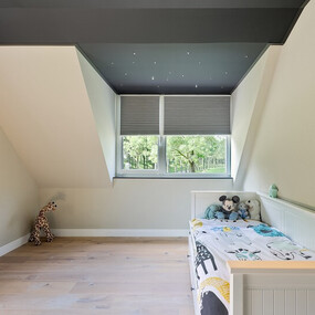 Modernes Kinderzimmer mit Dachschräge, Einzelbett, Holzfußboden und großem Fenster.