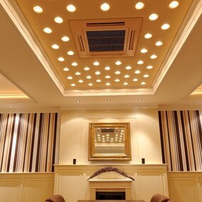 Modernes Esszimmer mit Holz­tisch, Spiegel, Design­decke und LED-Beleuchtung.